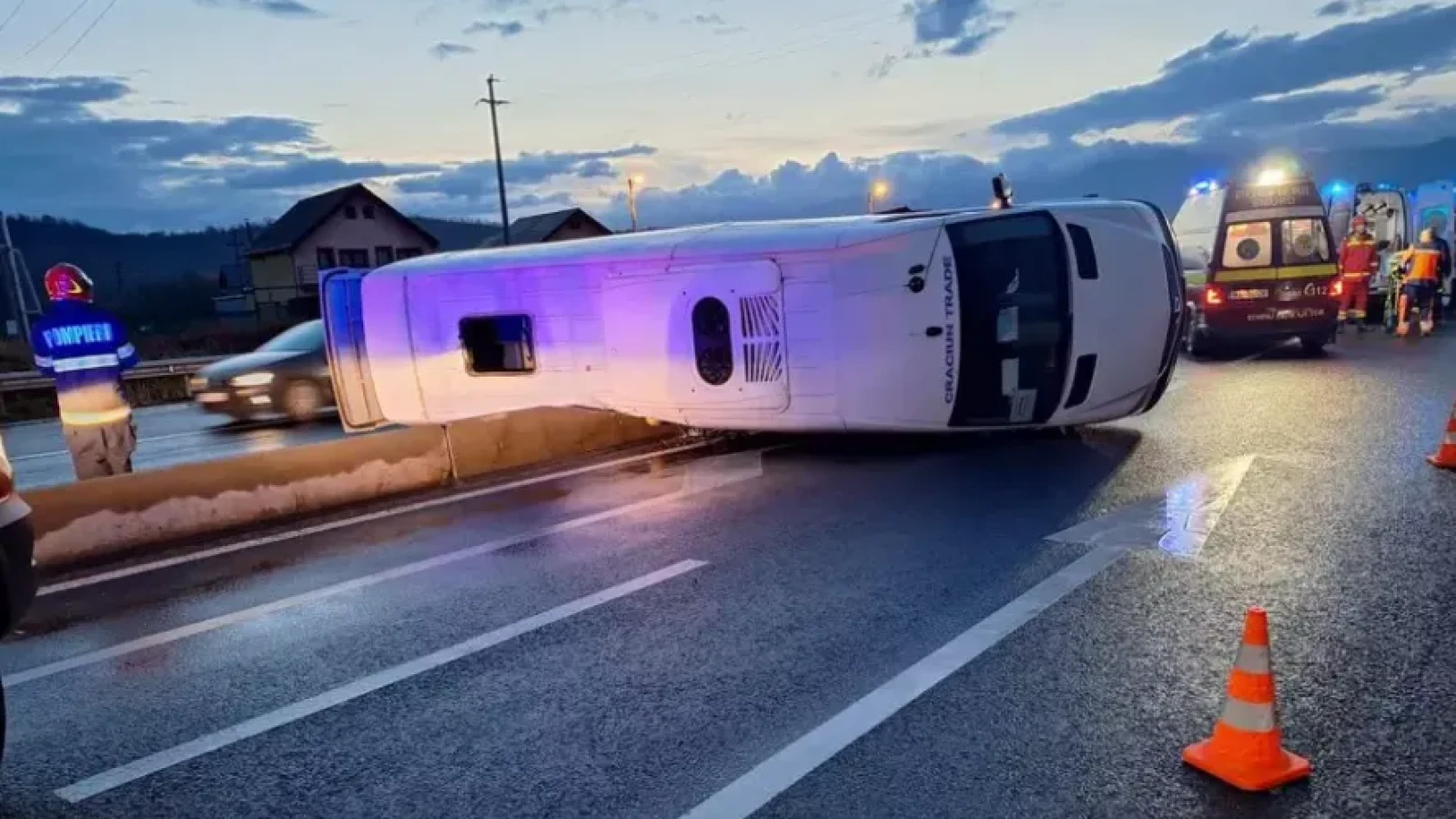 Seară de coșmar pe DN12A! Mașină și microbuz, implicate într-un impact violent! CINCI persoane au ajuns la spital!