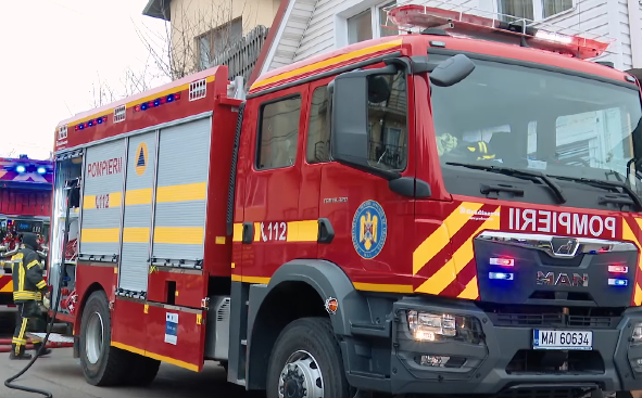 ALERTĂ! Un bărbat ar fi dat foc locuinței ca să arunce blocul în aer! Intervenție de urgență!