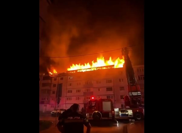 ALERTĂ! BLOC cuprins de flăcări! Pompierii au luptat șapte ore să stingă incendiul!