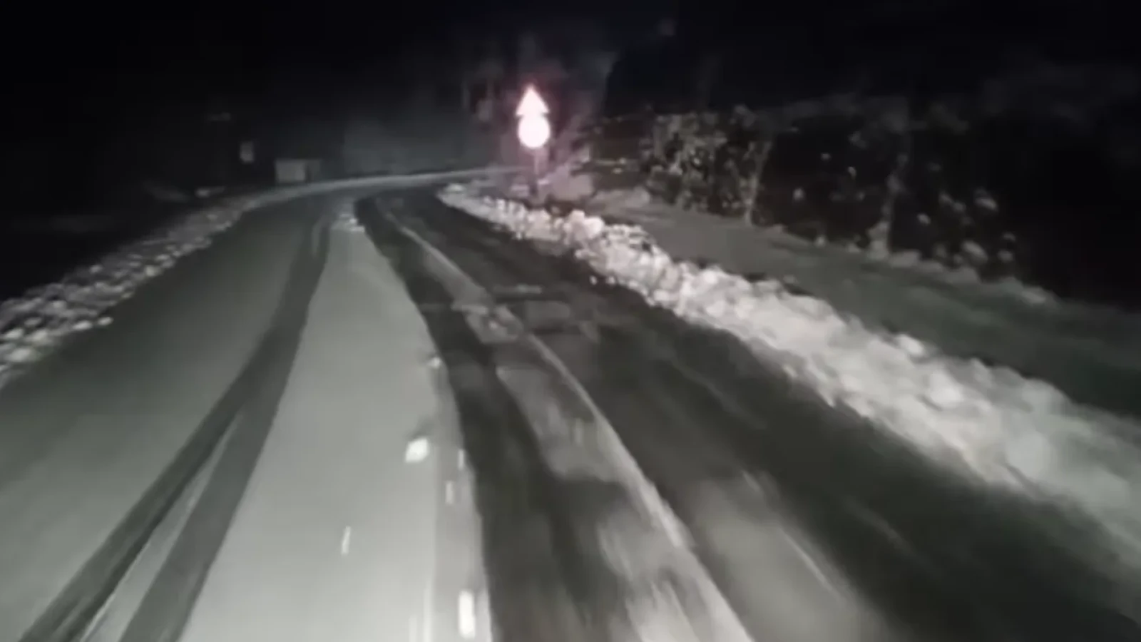 Iarna își intră în drepturi în Argeș! Ninge pe Transfăgărășan, pe DN 7C, iar drumarii au ieșit cu utilajele. Șoferii, avertizați!