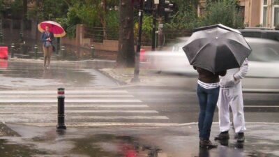 Vremea o ia razna complet! Ce se abate peste București și jumătate de țară de duminică?