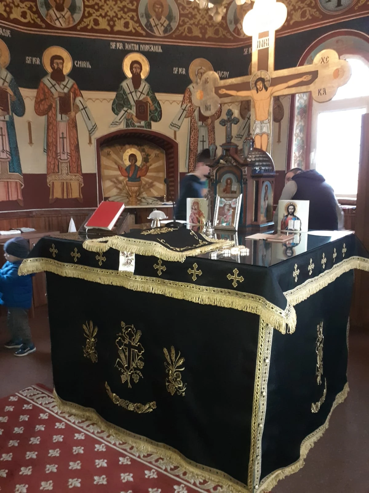 ȘOCANT! PREOT UCIS DE O CRUCE URIAȘĂ, CHIAR ÎN TIMPUL SLUJBEI! Scenele dramatice au fost urmărite în direct pe internet!