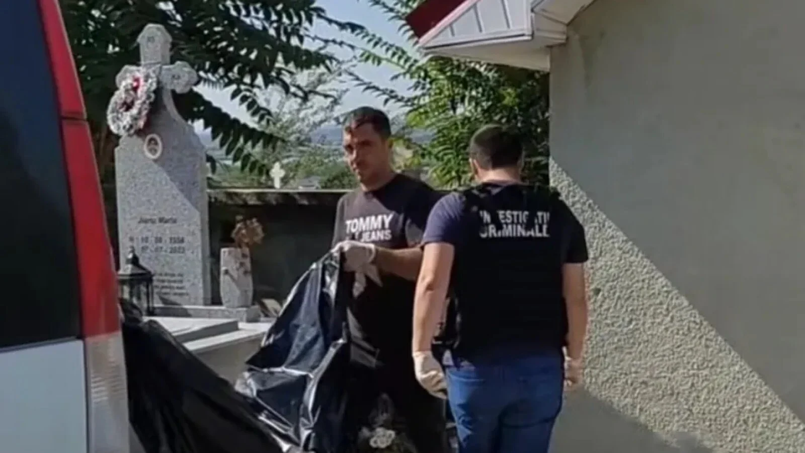 CUTREMURĂTOR! Saci negri și sicrie ascunse în ziduri false în cimitir! ANCHETĂ de AMPLOARE!