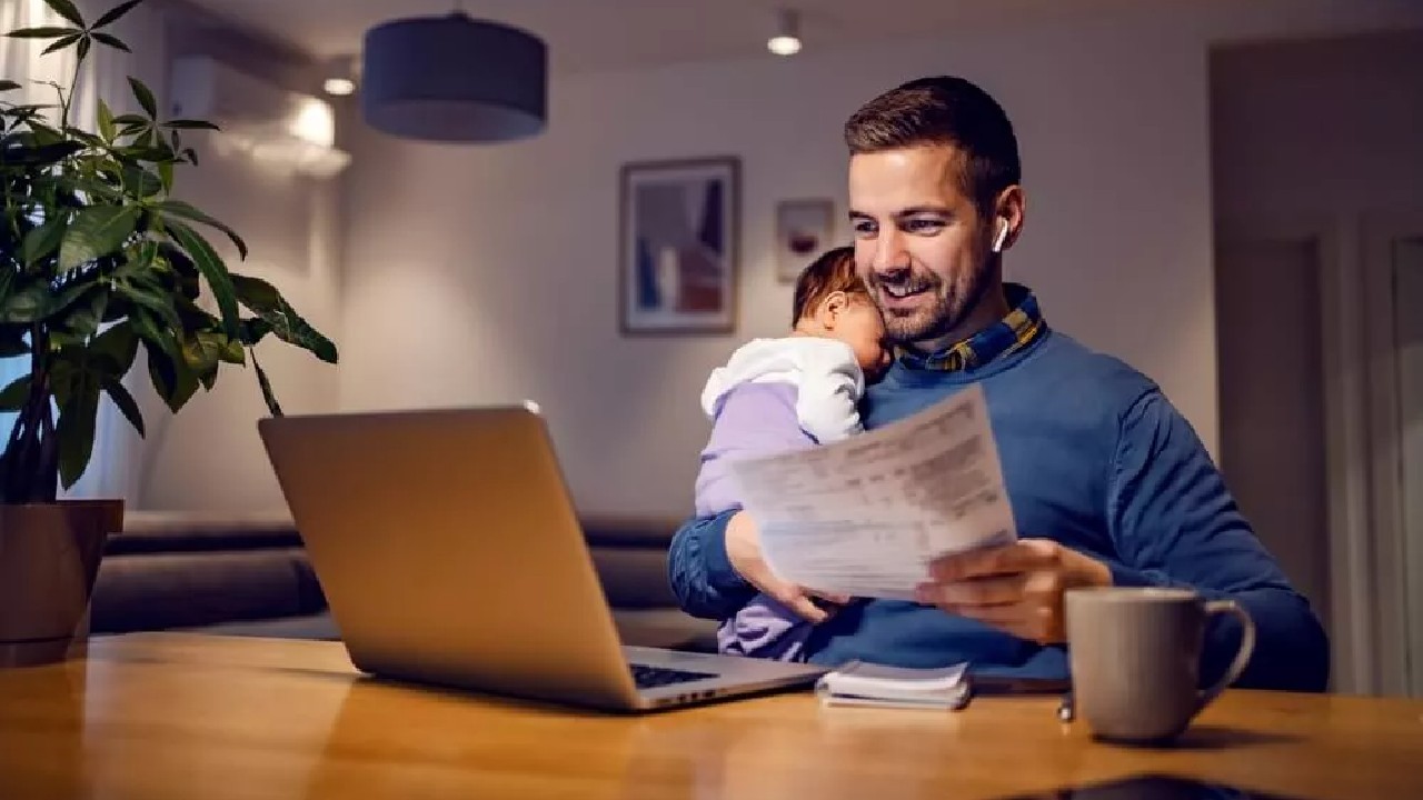 BANI în plus pentru părinți! Cine primește 1.500 de lei LUNAR și care sunt CONDIȚIILE