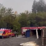 ACCIDENT GRAV PE DN 17! TIR RĂSTURNAT, ÎNCĂRCĂTURA S-A ÎMPRĂȘTIAT PE ȘOSEA. ȘOFERUL, TRANSPORTAT LA SPITAL!