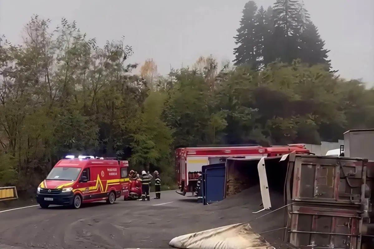 ACCIDENT GRAV PE DN 17! TIR RĂSTURNAT, ÎNCĂRCĂTURA S-A ÎMPRĂȘTIAT PE ȘOSEA. ȘOFERUL, TRANSPORTAT LA SPITAL!