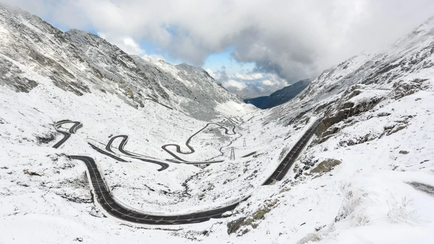ALERTĂ pe Transfăgărășan! NINGE și vizibilitatea este redusă! Avertisment pentru ȘOFERI!