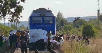 Gestul fatal făcut de o șoferiță de 26 de ani la calea ferată! Patru vieți spulberate, printre care și o fetiță