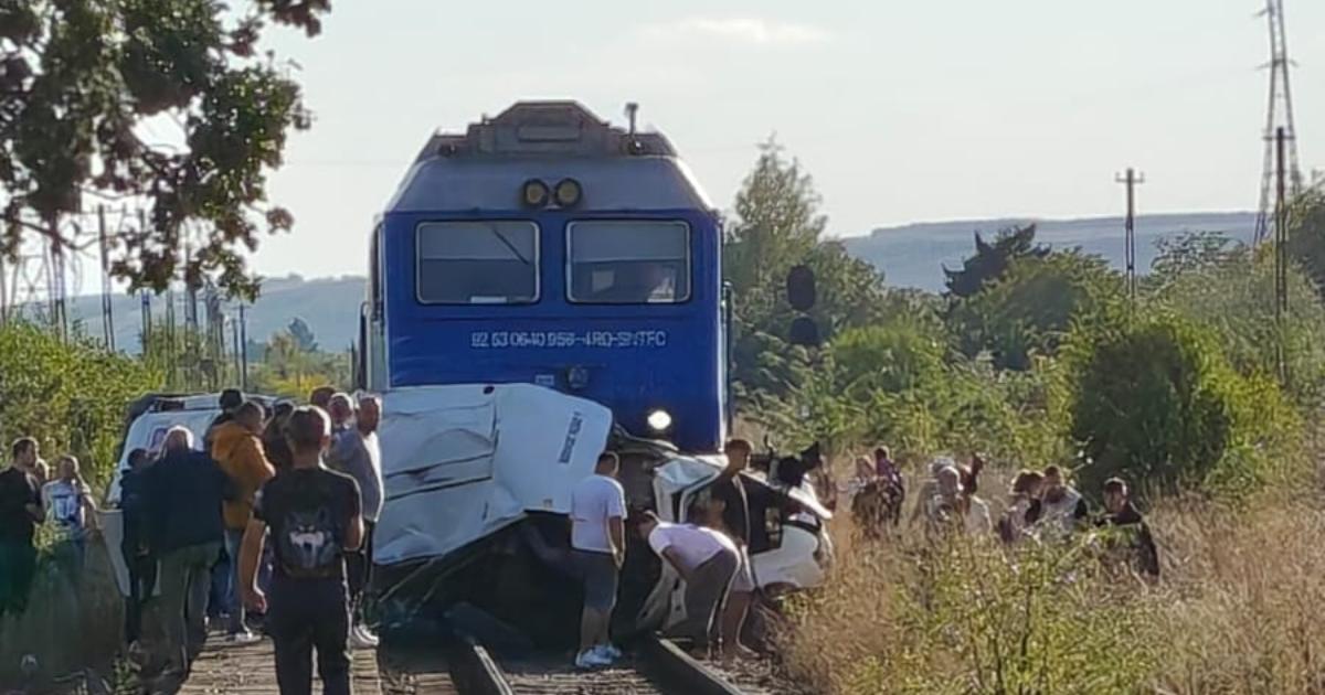 Gestul fatal făcut de o șoferiță de 26 de ani la calea ferată! Patru vieți spulberate, printre care și o fetiță