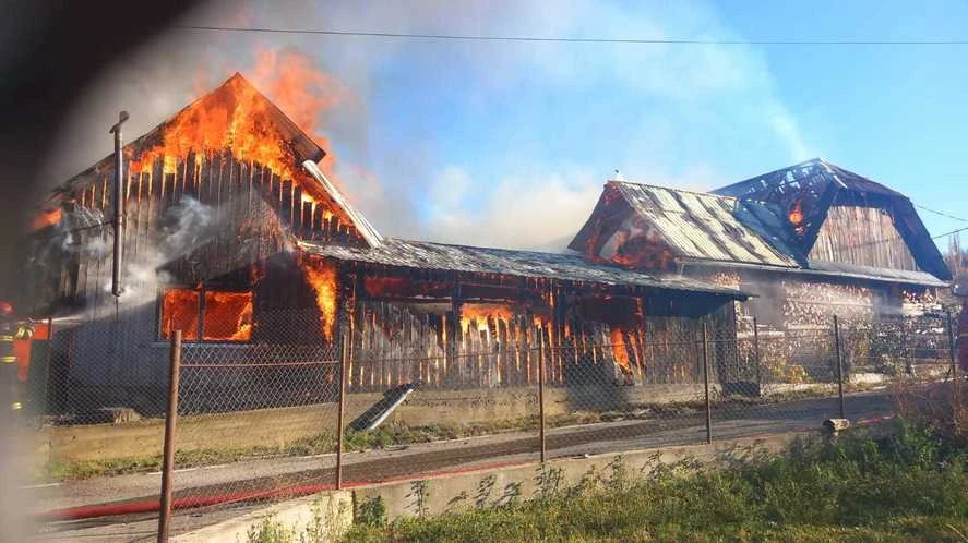 ACUM! GOSPODĂRIE în FLĂCĂRI! Risc imens de extindere! Pompierii – mobilizare de forțe!